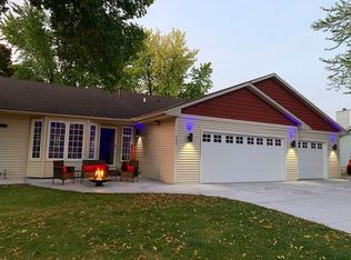 721 Sierra Trl, Chanhassen, MN 55317