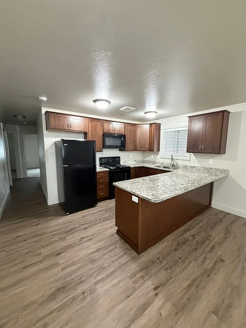 646 Caribou Apts — Photo 1