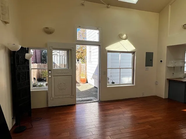 1110 Peralta St — Photo 2
