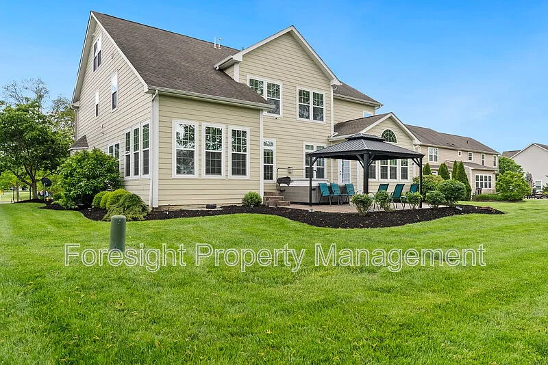 6 bed, 5.0 bath, 6621 sqft, $5,400 — Photo 2