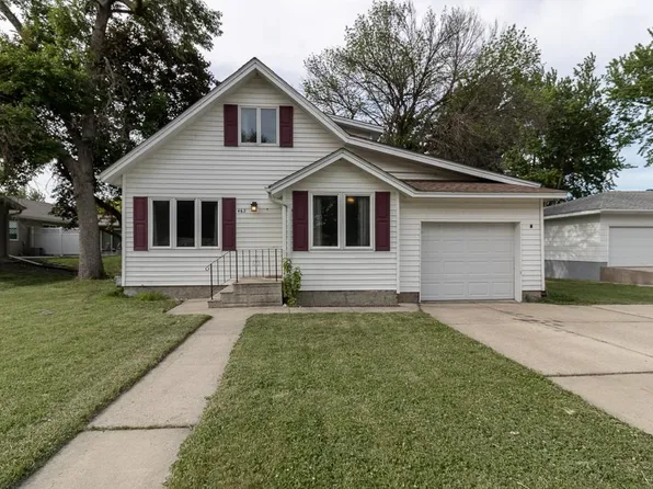 462 E Washington St, Le Center, MN 56057
