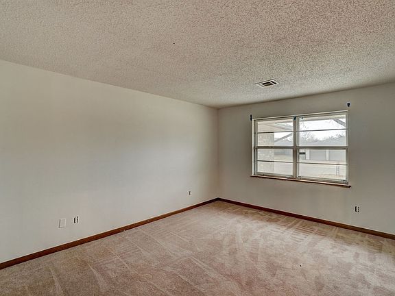 5th image of 902 NW Cheryl Pl
