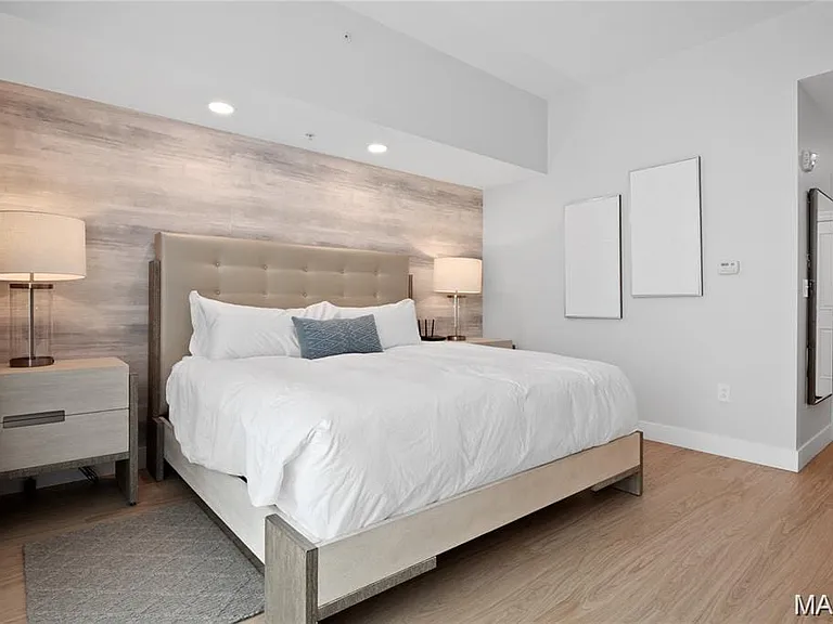 There is a guest suite available to rent nightly for additional visitors