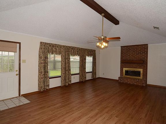 4th image of 2010 Surry Oaks Dr