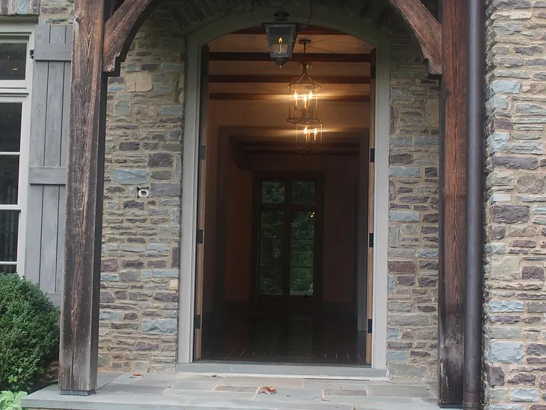 425 Broadland Rd NW — Photo 2
