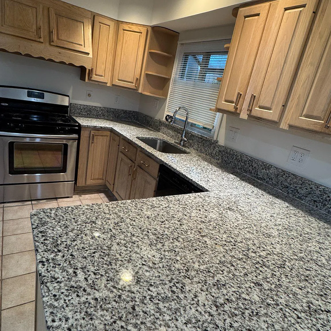 7 bed, 3.0 bath, 2718 sqft, $4,500 — Photo 2
