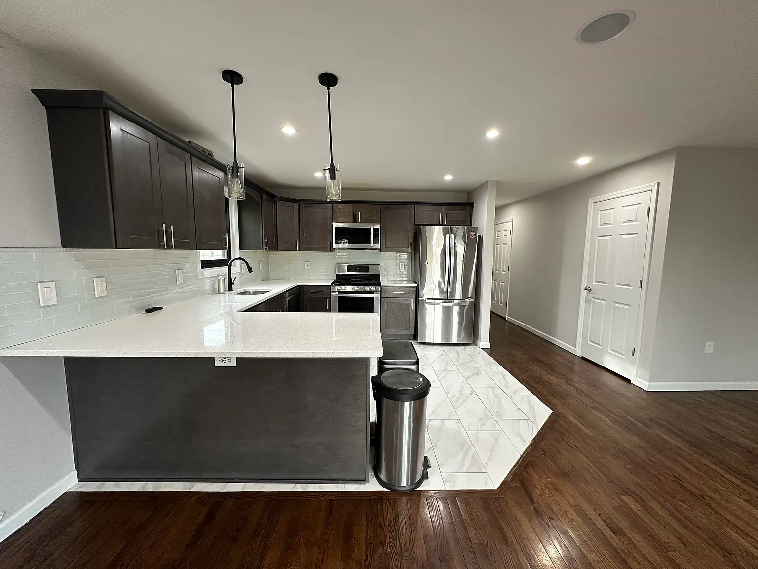 3 bed, 2.0 bath, 1300 sqft, $3,500 — Photo 4