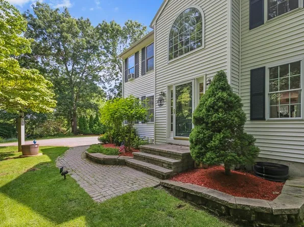 96 N Grove St, Middleboro, MA 02346