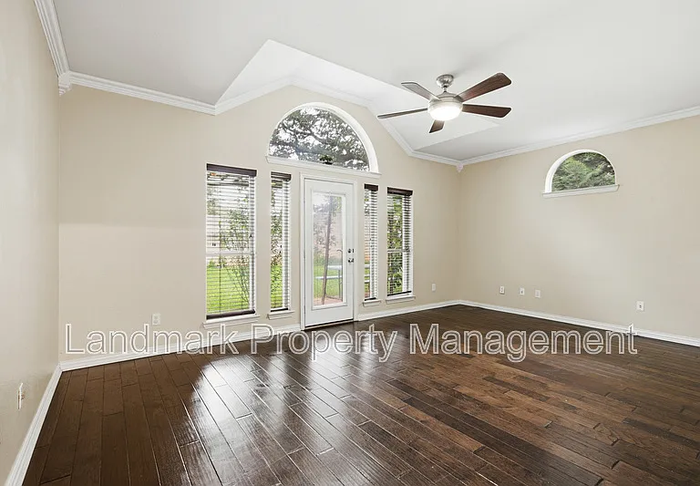 2115 Lexington Dr — Photo 16