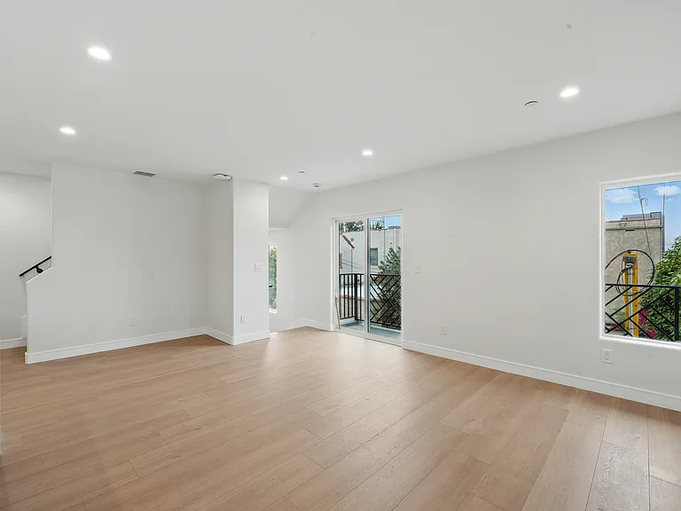 8236 1/2 Blackburn Ave — Photo 4