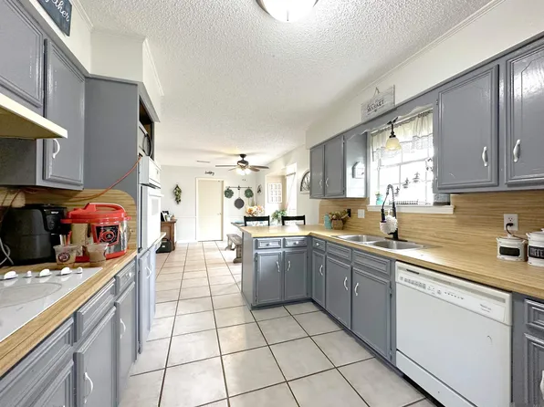 2335 Bernwood Dr, Baton Rouge, LA 70816