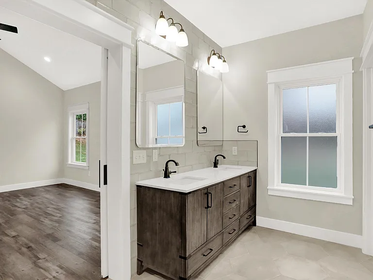 2110 S Smith Rd — Photo 10