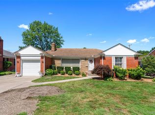 2112 Stanhope St, Grosse Pointe Woods, MI 48236