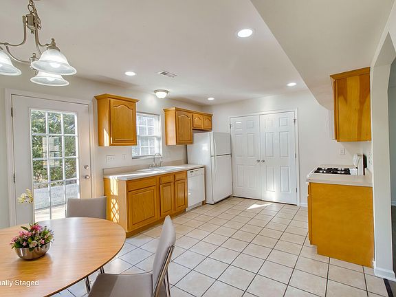 2nd image of 12 Stratford Dr APT 108