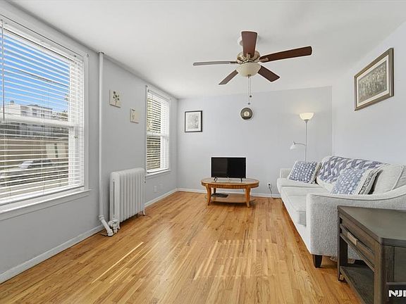 5th image of 233 Maple St