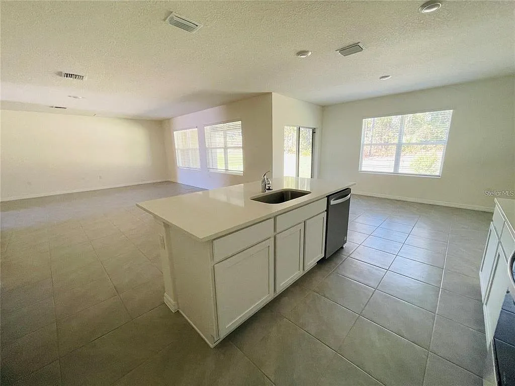 4 bed, 2.0 bath, 2319 sqft, $2,350 — Photo 3