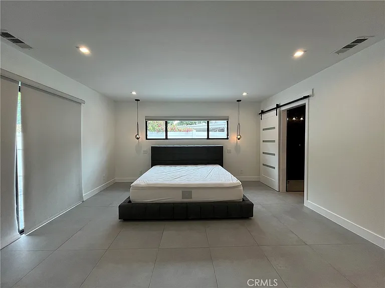 5735 Saloma Ave — Photo 11