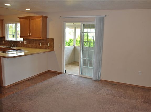 3rd image of 4016 Riverhill Dr
