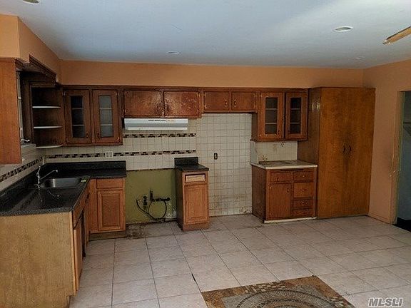 4th image of 1106 E 94th St