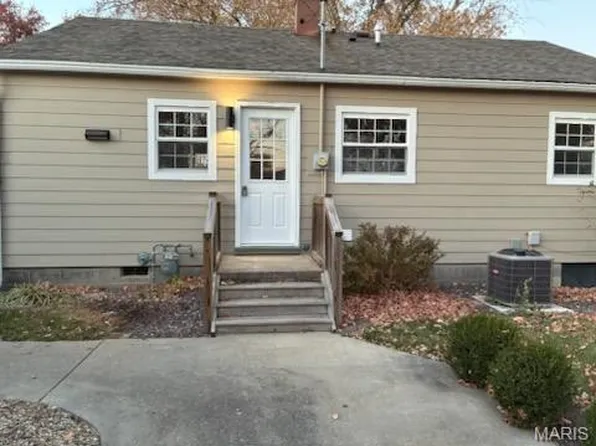 804 Montgomery St, Hillsboro, IL 62049