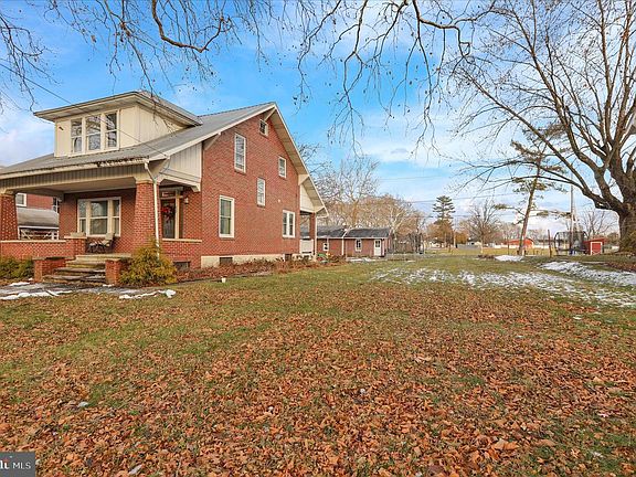 5th image of 839 Main St