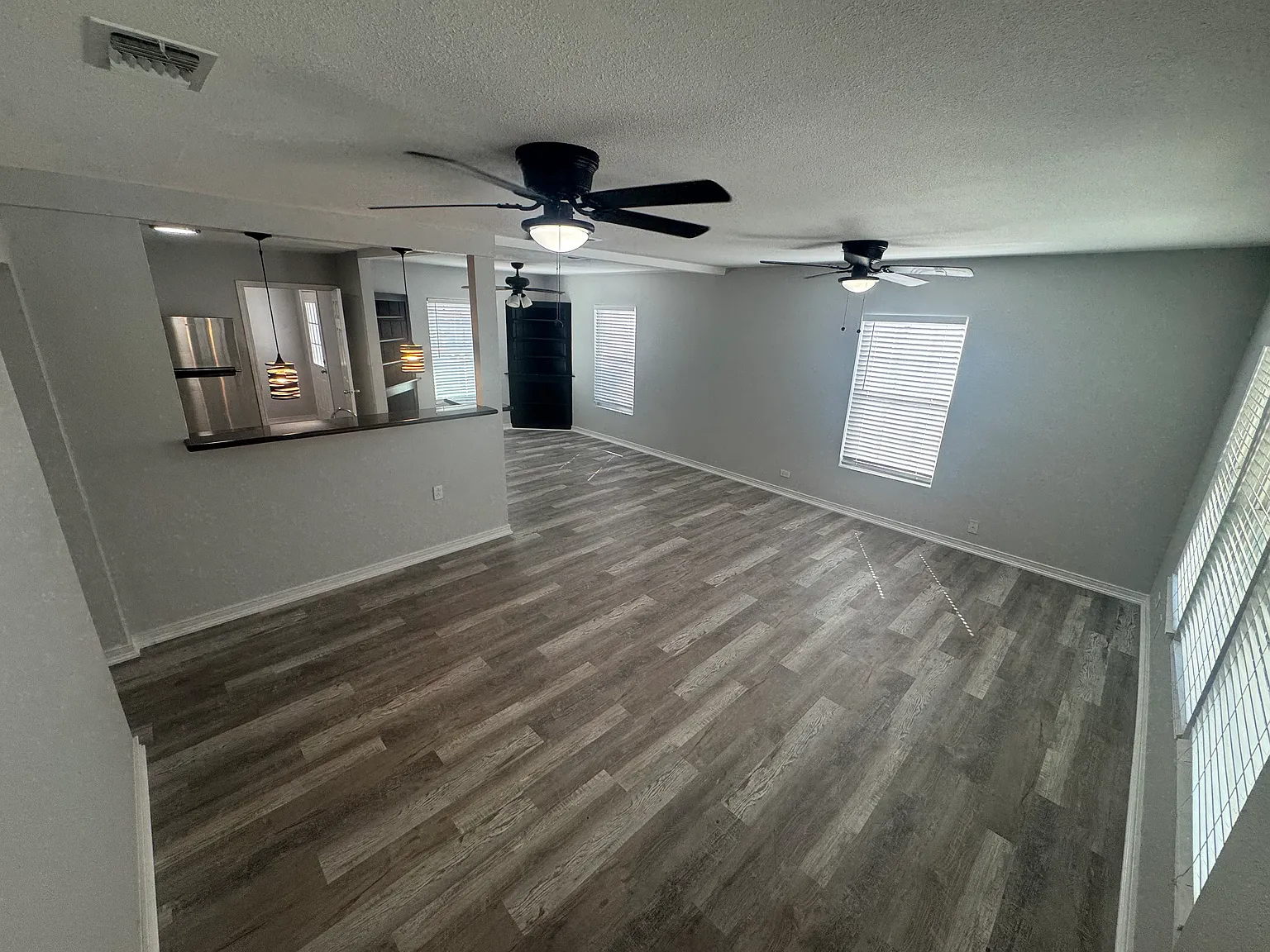 3 bed, 1400 sqft, $2,000 — Photo 2