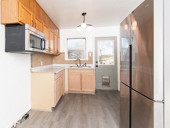 4th image of 906 Erath Dr