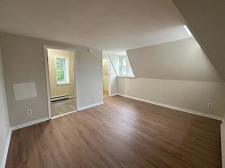 937 Broadway — Photo 3