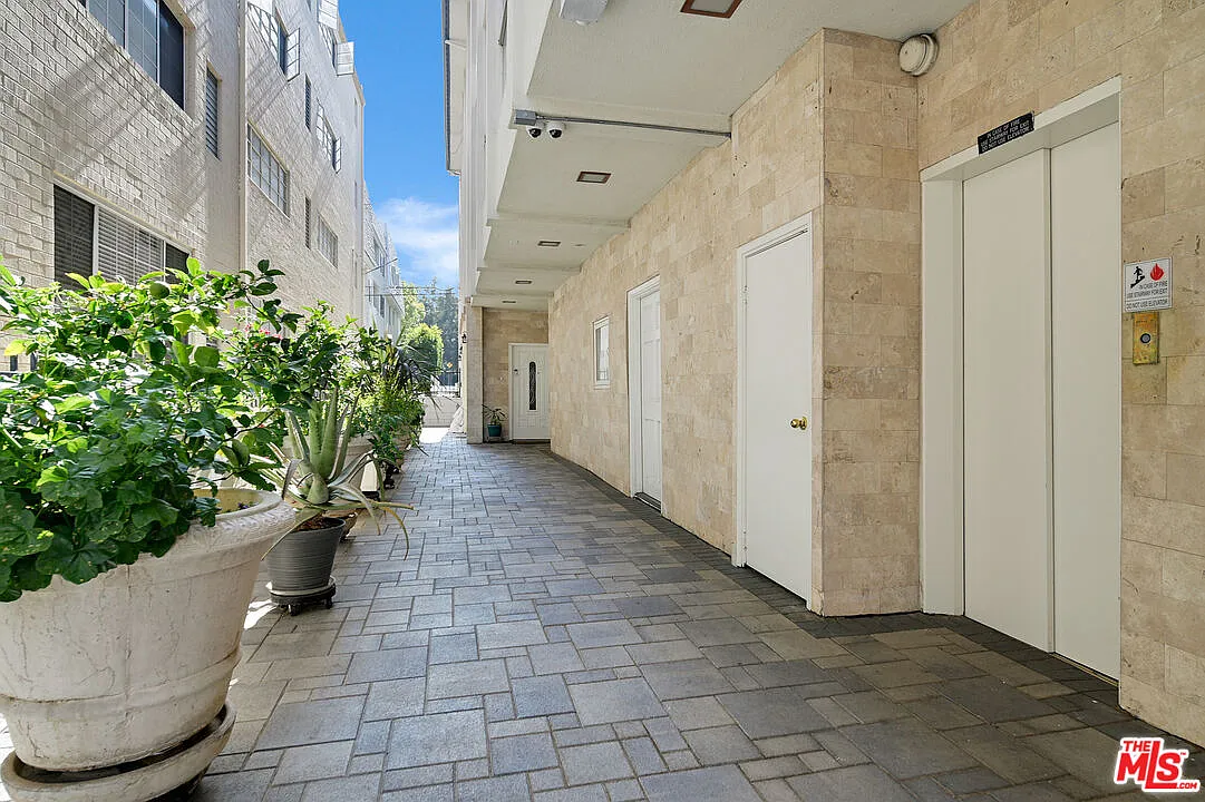 2 bed, 2.0 bath, 1299 sqft, $5,450 — Photo 2