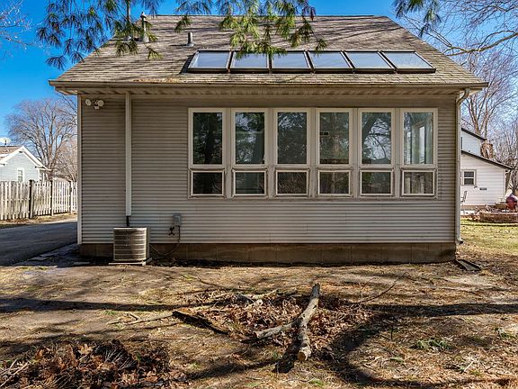 4th image of 313 Genoa St