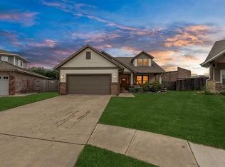 2101 Cox Ln, Moore, OK 73160