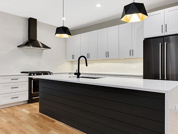5th image of 3616 W Dickens Ave