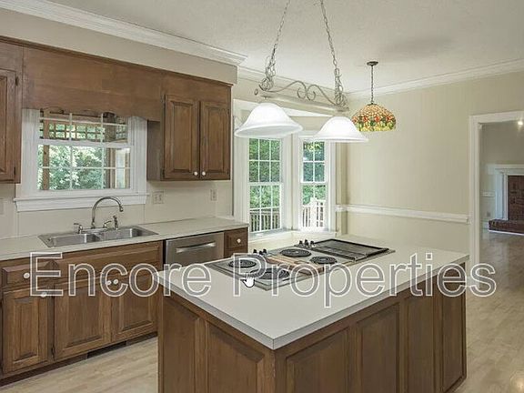 5th image of 111 Whispering Pines Ct