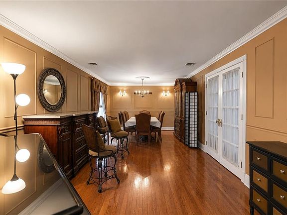 3rd image of 61 Lion St
