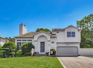 13 Apple Ln, Medford, NY 11763