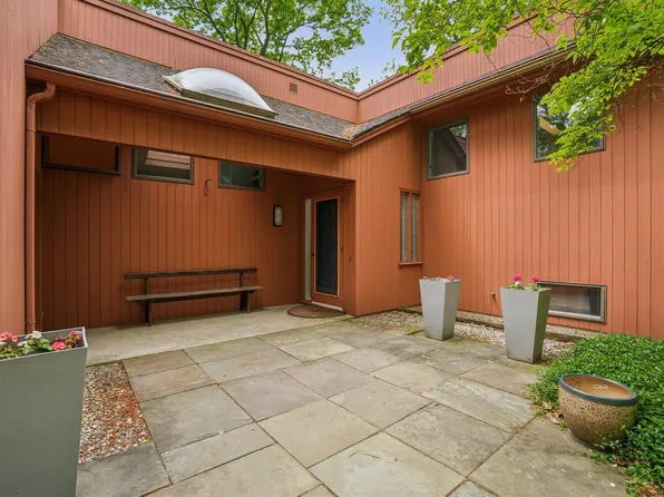 3805 Penberton Ct, Ann Arbor, MI 48105