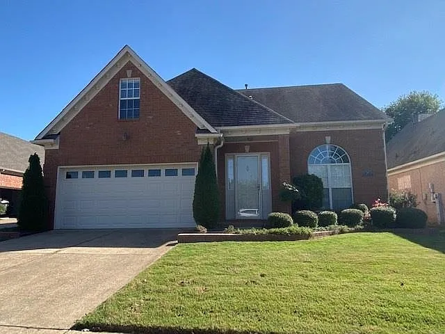 3 bed, 2.5 bath, 2361 sqft, $2,600 — Photo 1