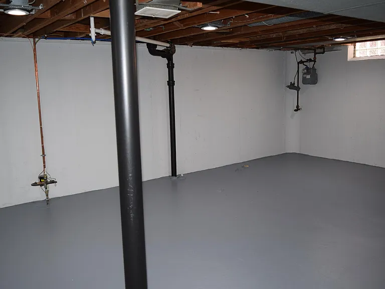 2459 Medford St — Photo 46