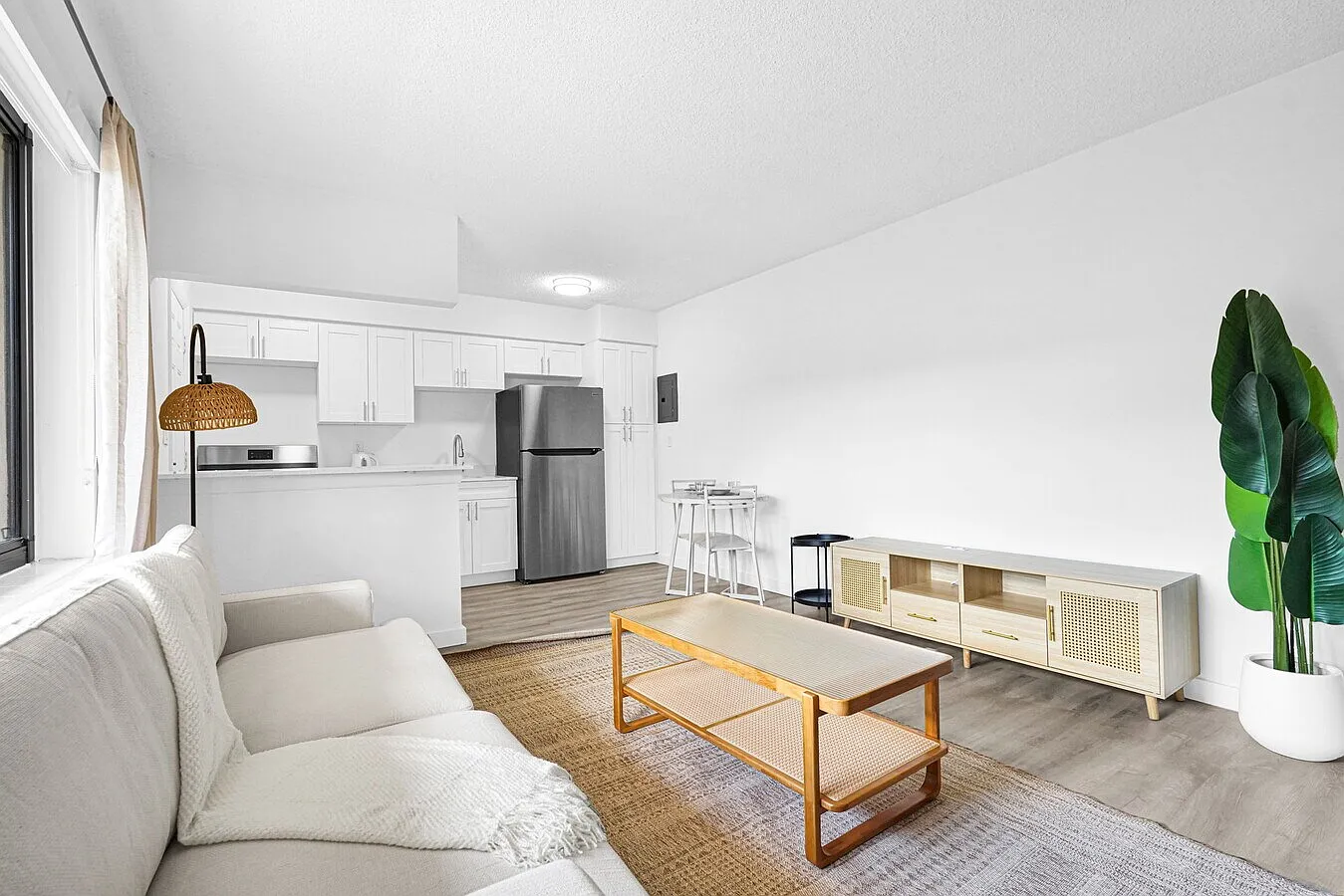 The Edgewater Apartments — Photo 1