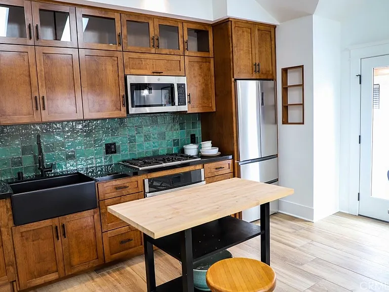 446 W 40th St — Photo 23