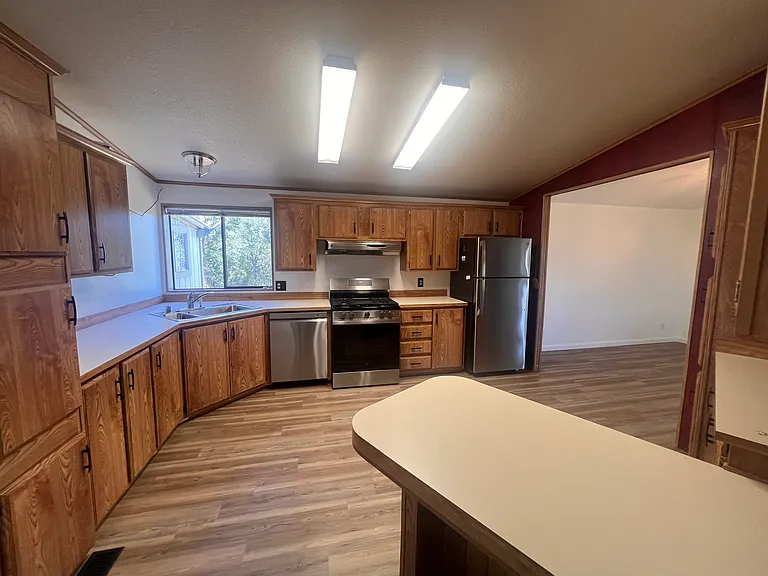 16075 Jellys Ferry Rd — Photo 5