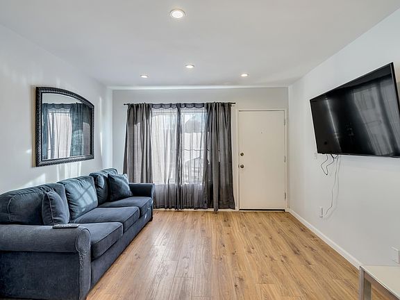 2nd image of 11025 Kittridge St #112