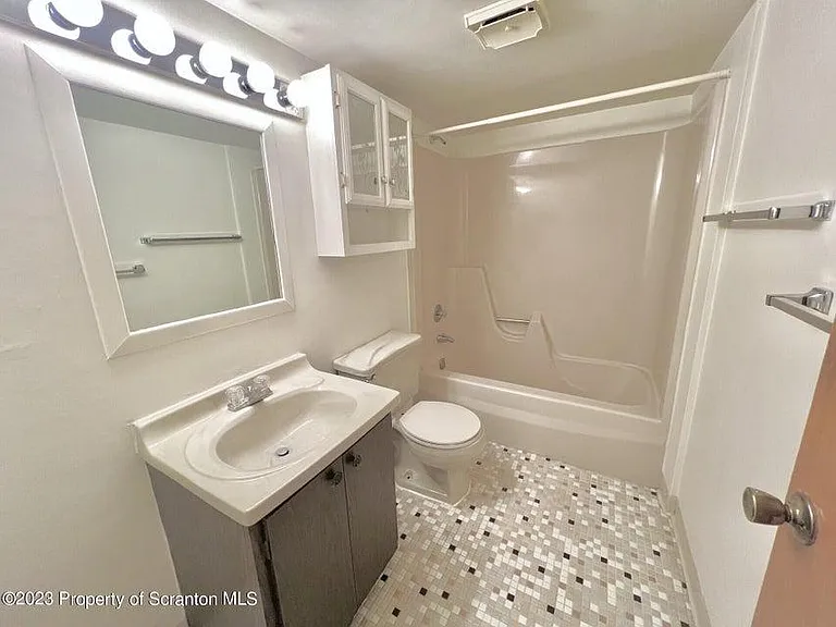 Parkway Manor — Photo 7