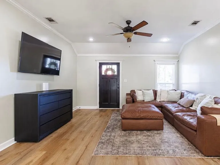 901 Sugarberry Dr — Photo 2