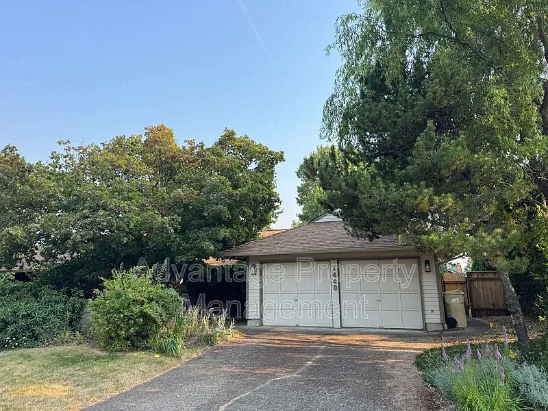 1440 NW Meadowgreen Pl