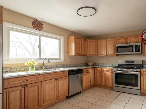 99 Essex Rd, Ipswich, MA 01938