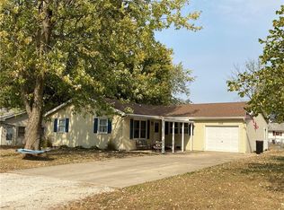 332 W 11th St, Neoga, IL 62447