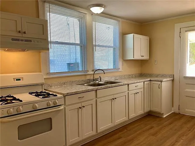 1533 Huron Ave — Photo 9