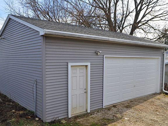 3rd image of 117 N Hine Ave