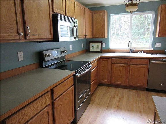 5th image of 11 E Bayview Dr